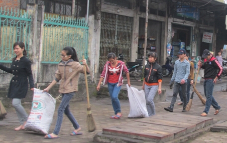 ĐVTN tham gia thu gom rác vệ sinh môi trường